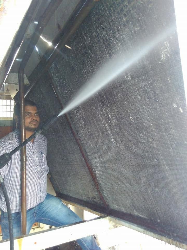 Air cooled chiller coil jet wash